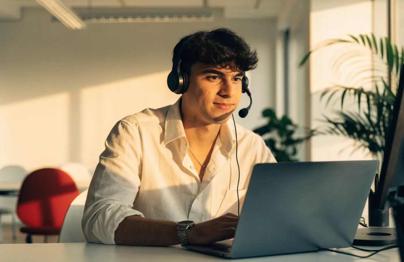 Atendente de suporte com headset