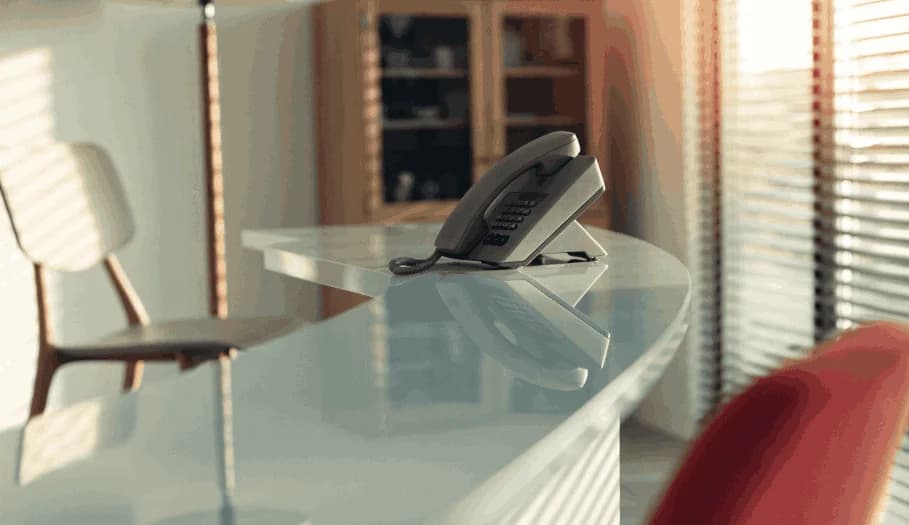 Telefone tocando na recepção vazia