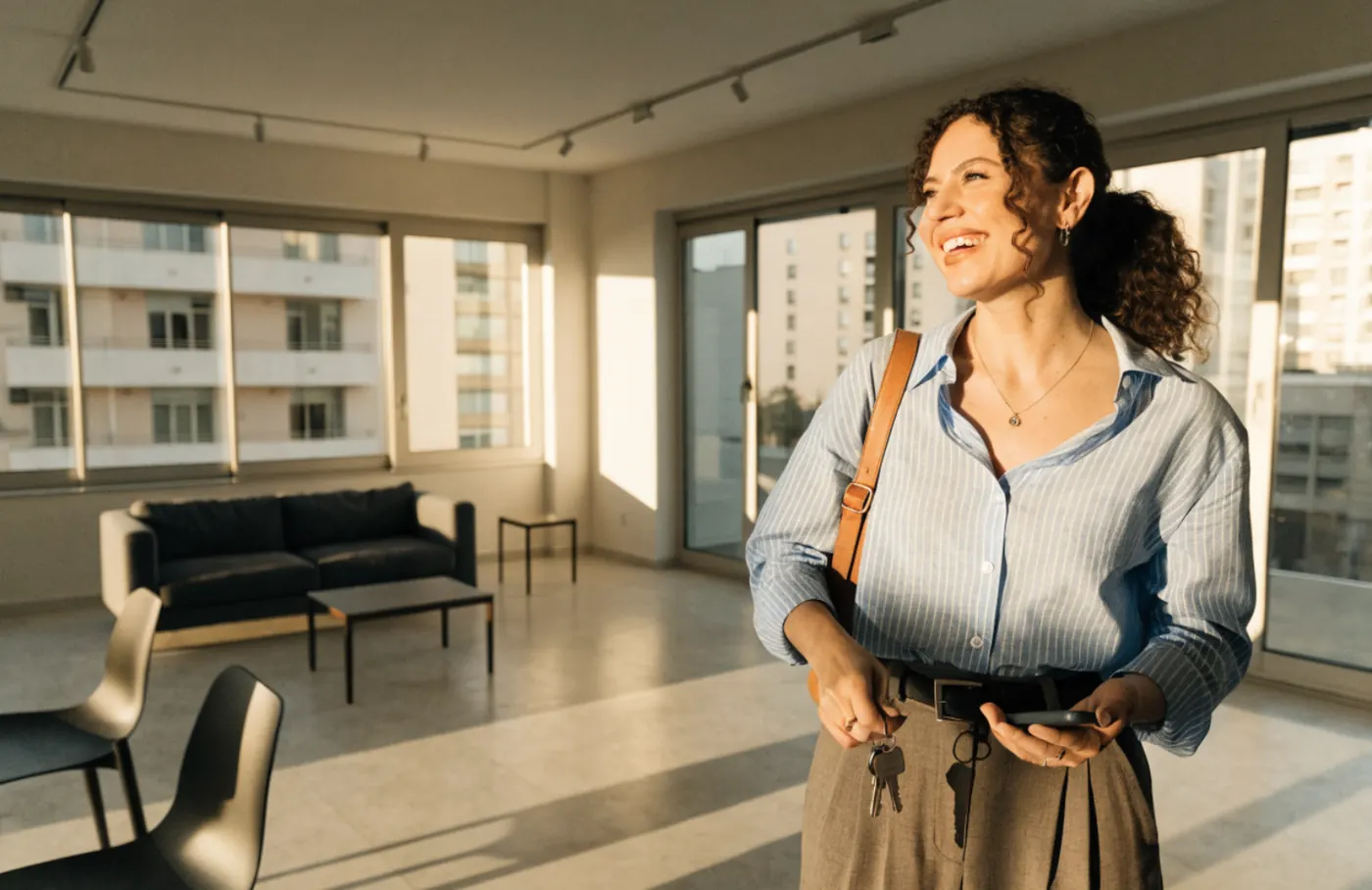 Corretora entregando as chaves de um apartamento